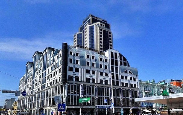 В Києві дівчина випала з вікна поруч з ТЦ
