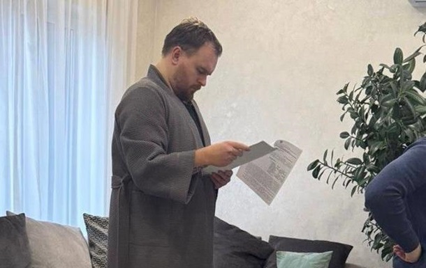 ЗМІ: До ведучого каналів Медведчука “завітала” CБУ