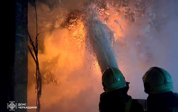 У Черкасах ліквідували пожежу після атаки дронів, відключення тривають