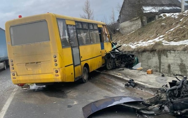Смертельна ДТП на Львівщині: автобус розчавив автівку