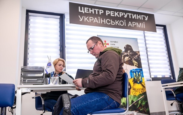 Відомо, скільки добровольців звернулося до центрів рекрутингу