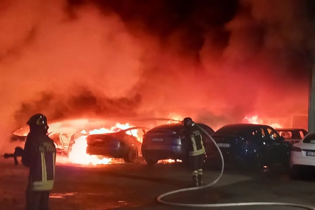 В Римі спалахнув автосалон Tesla: постраждали 17 машин
