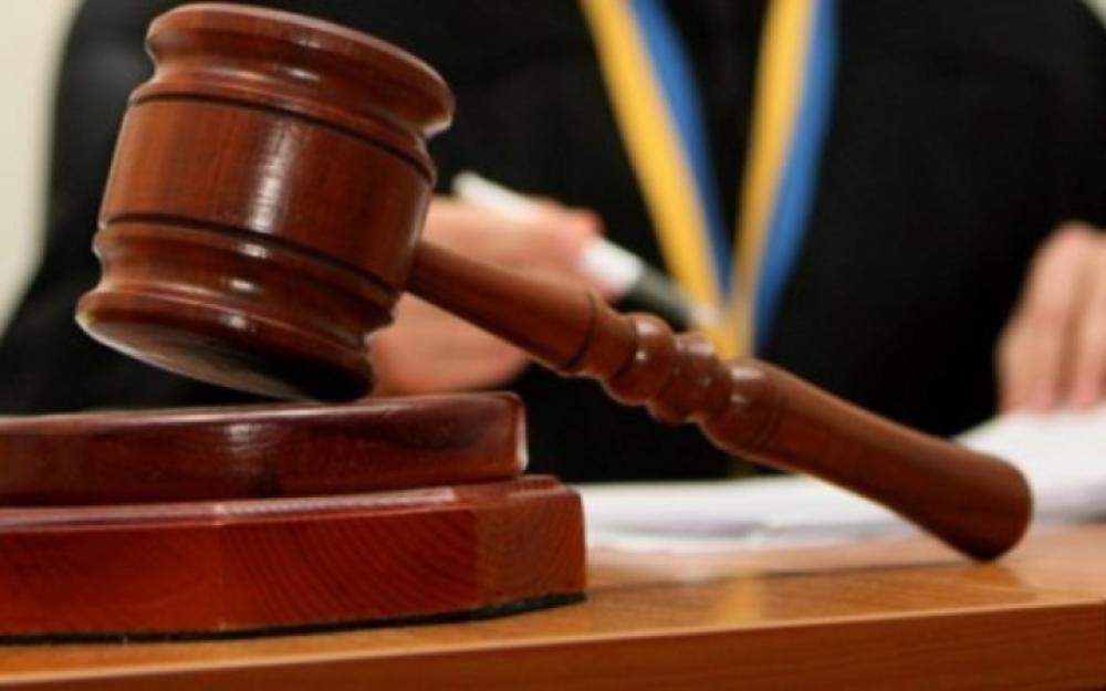 У Києві чоловік примушував падчерку до інтиму, поки її матір була на роботі