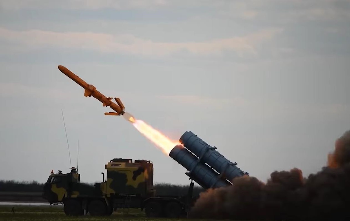 Зеленський: Україна виробляє для фронту 40% зброї