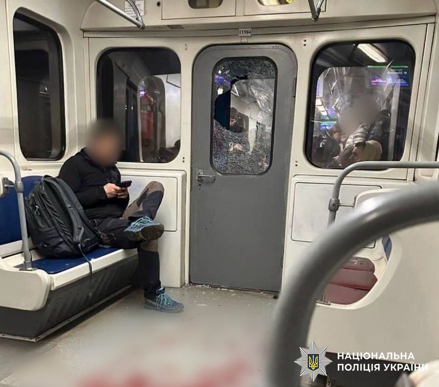 У Києві п’яний хлопець розбив скло у вагоні метро