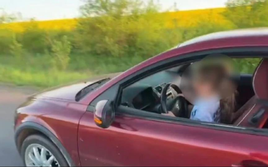 На Львівщині покарали батька, який посадив 8-річну доньку за кермо