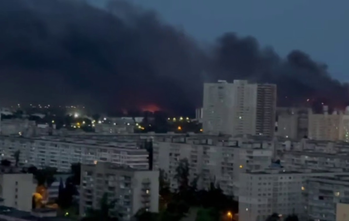 Небо у Києві затягло чорним димом