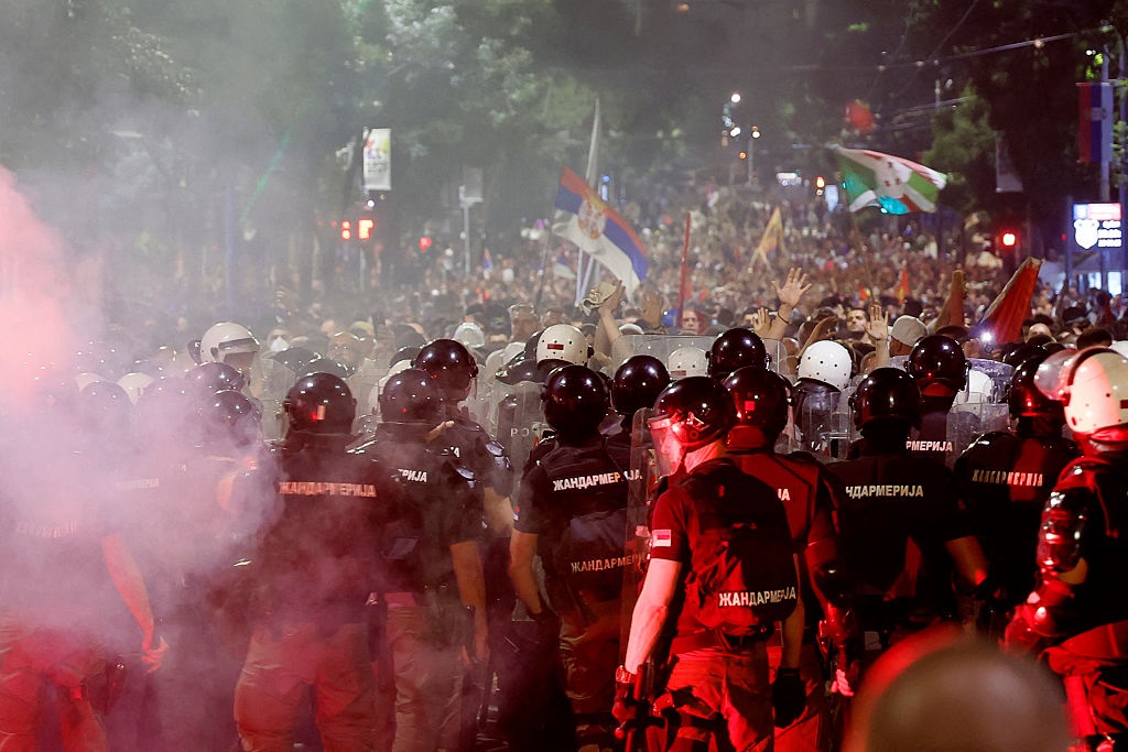 Новини світу - В Сербії спалахнули масові протести, що переросли в сутички