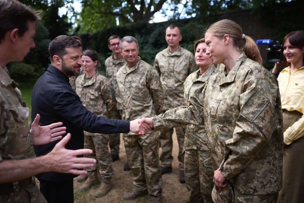 Новини України - Зеленський і Стармер зустрілися з бійцями ЗСУ, що готуються у Британії
