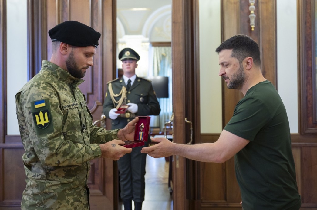 Новини України - Зеленський привітав та нагородив воїнів-танкістів