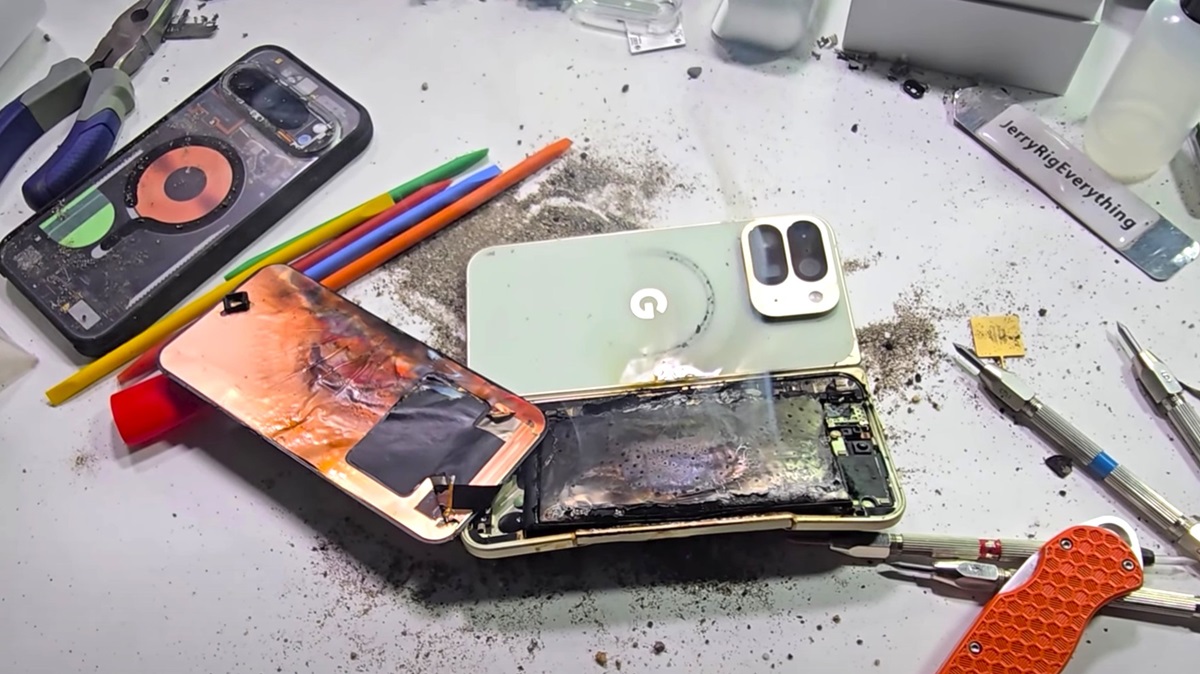 Технології - Google Pixel 10 Pro Fold вибухнув під час тесту на міцність