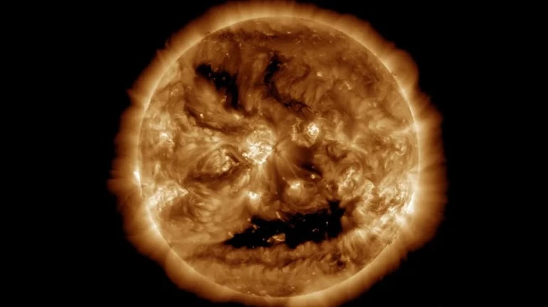Сонце “усміхнулося”: NASA показало моторошне обличчя зорі
