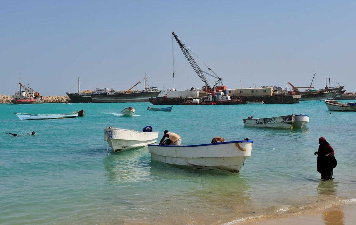 Новини світу - Невідомі зі зброєю проникли на судно неподалік узбережжя Сомалі - ЗМІ