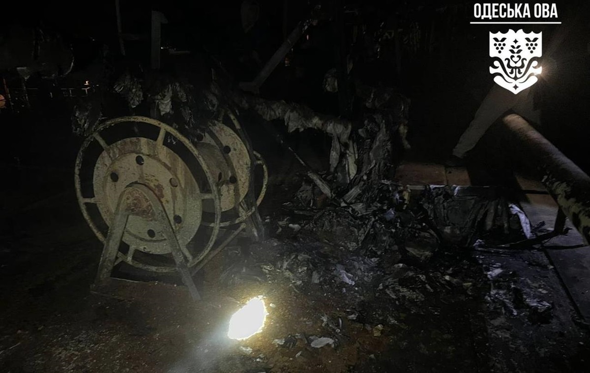 Росіяни атакували портову інфраструктуру Одещини: виникла пожежа на судні