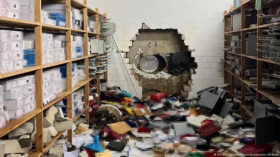 У Німеччині злочинці пробили дірку в стіні банку і викрали 30 млн євро