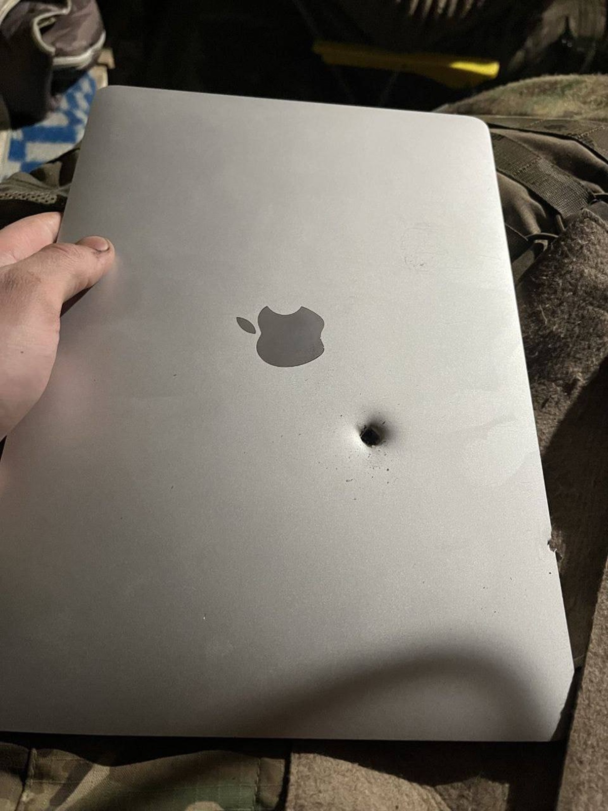 MacBook зберіг життя військовому, зупинивши уламок снаряда