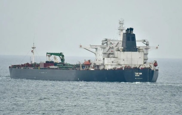 Танкер-привид здійснив раптовий розворот у Балтійському морі