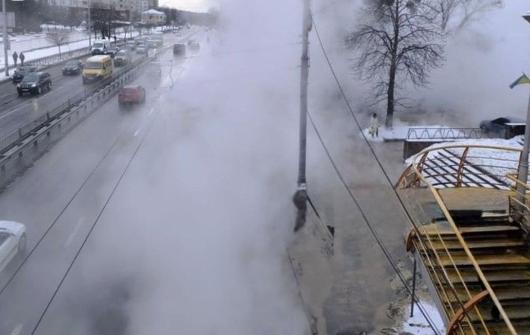 У Києві 16-річна дівчина впала в яму з окропом