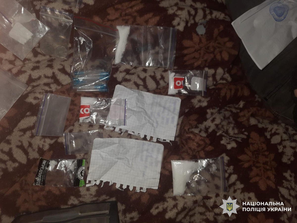 У Києві судитимуть жінку, яка збувала наркотики з вікна квартири