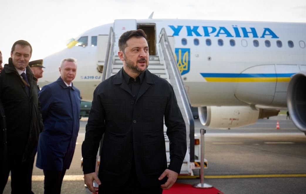 Зеленський прибув з візитом у Париж