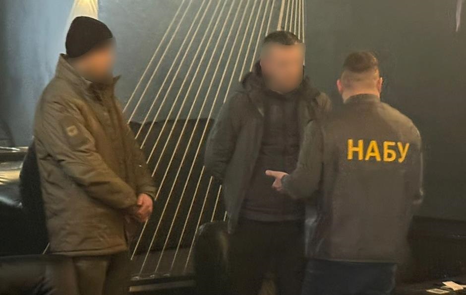 Працівника СБУ затримали під час одержання $68 тисяч хабаря