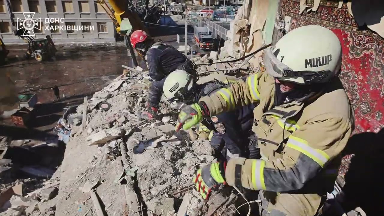 У Харкові тривають пошуково-рятувальні роботи на місці російського ракетного удару