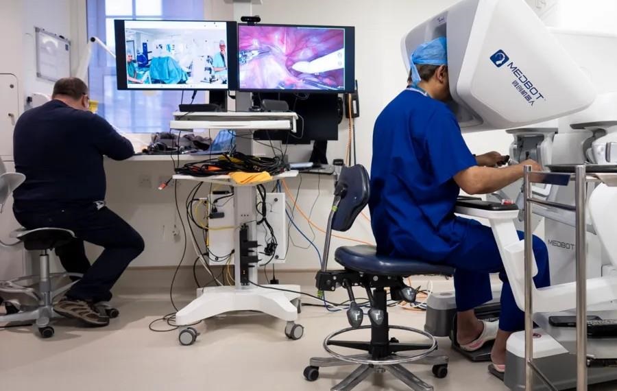 Хірург з Лондона прооперував пацієнта на відстані 2400 кілометрів