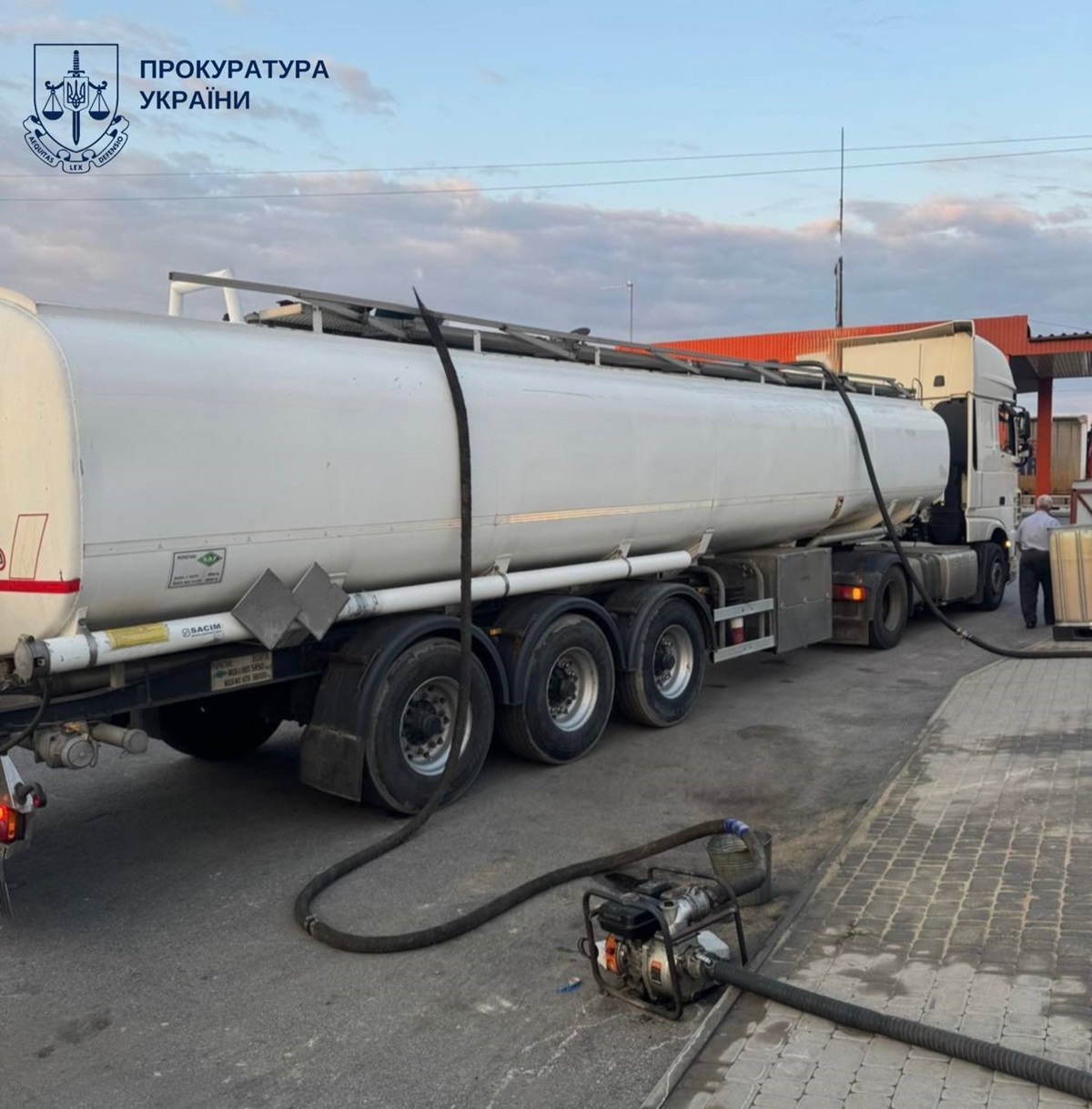 На Київщині викрили нелегальну нафтобазу