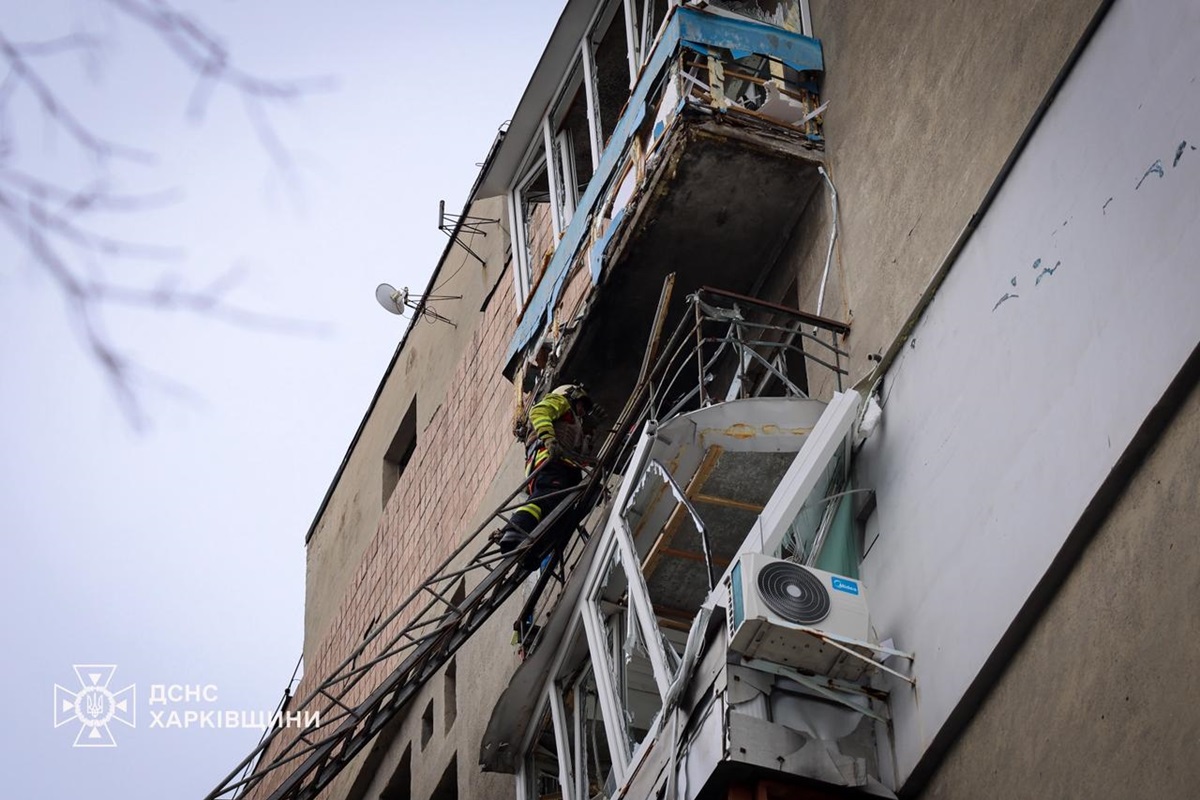 Росіяни вдарили по дев&rsquo;ятиповерхівці у Харкові