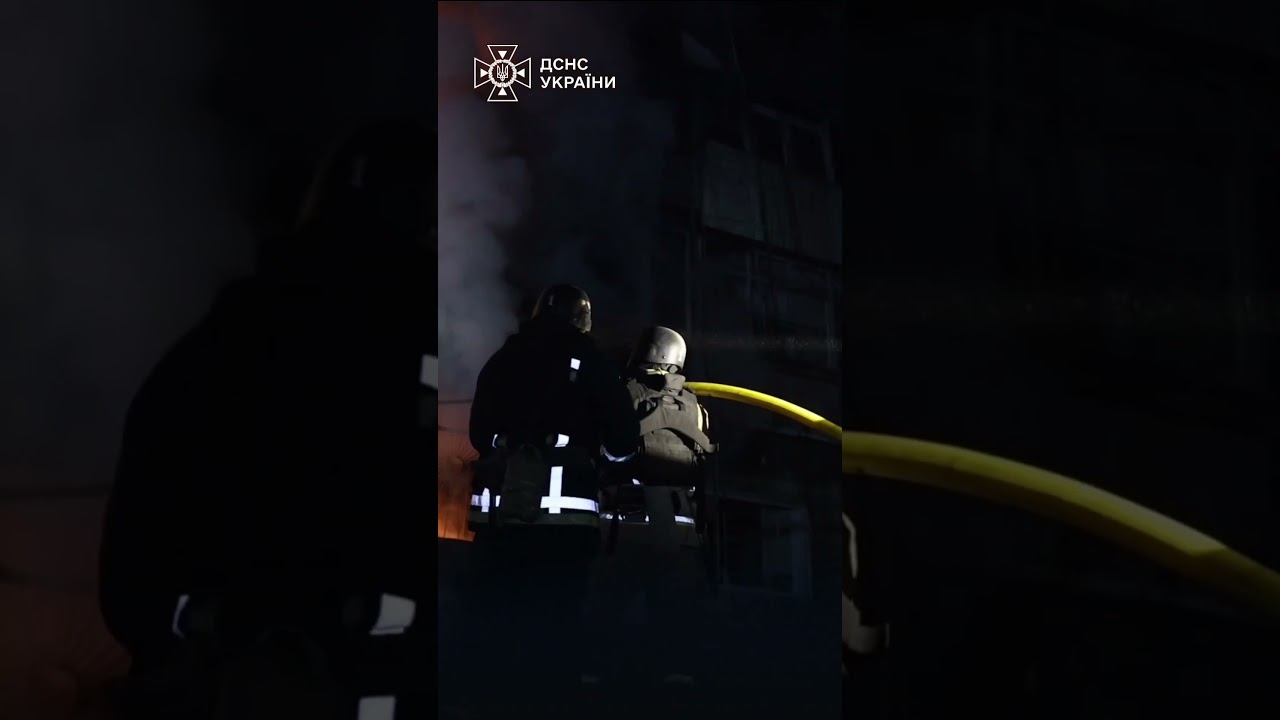 Рятувальники шукають життя серед руїн