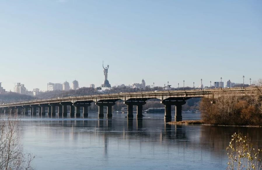 У Києві перевірили міст Патона та відповіли, чи безпечно ним їздити