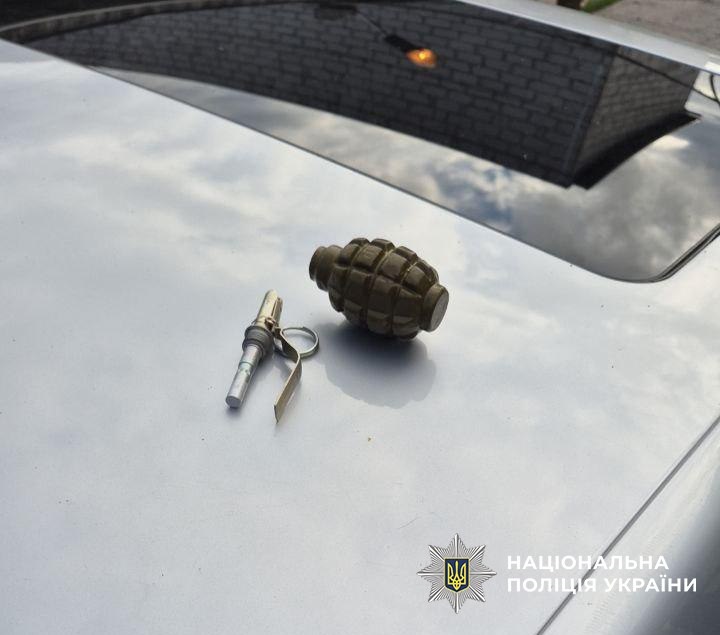 Наркодилер погрожував гранатою під час затримання