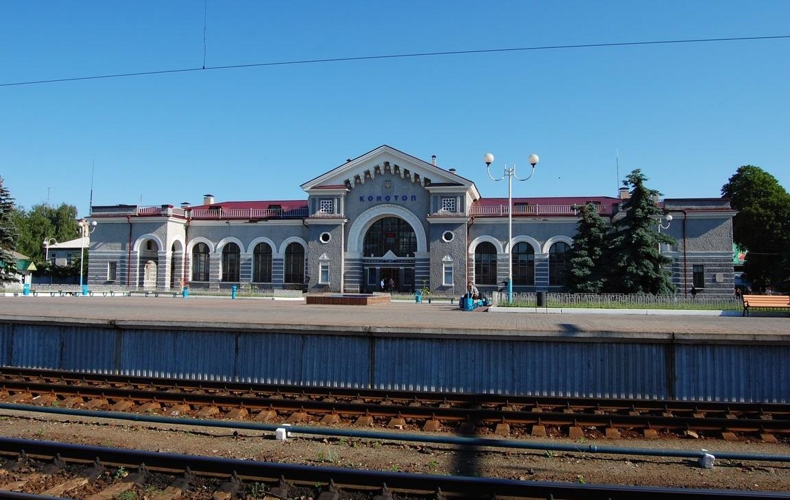 РФ атакувала залізничне депо у Конотопі: є жертва і поранені
